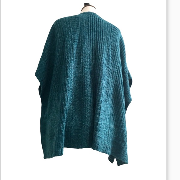 NWT Knitted Cable Poncho Cape with front Pocket. S - Picture 3 of 4